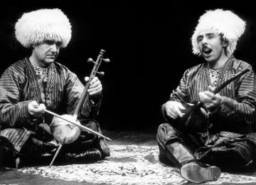 Two bakhshies playing gichak (L) and dutar