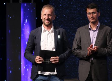 Genti Tavanxhiu (L) with diploma of the symposium, and Seyed Mojtaba Mousavi