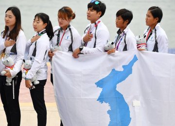 Unified Korea’s gold medalists at the awards ceremony in Palembang on Sunday