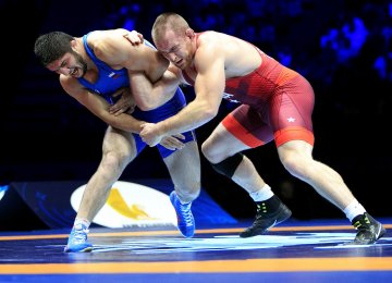 Kyle Snyder (R) from the US beat renowned Abdulrashid Sadulaev from Russia in a close competition 6-5  in the 2017 France UWW Championships.