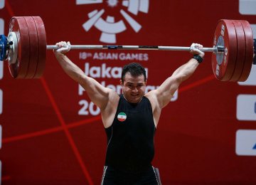 Sohrab Moradi lifting the weight