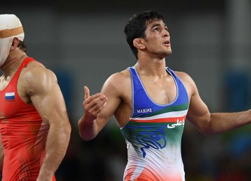 Hassan Yazdani (R) beat Russian Aniuar Geduev to win the gold medal of 2016 Rio Olympics.