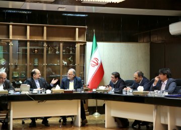 Industries Minister Mohammad Shariatmadari (2nd L) highlights  ISMC’s potential for attracting foreign investments to Iran’s steel sector.