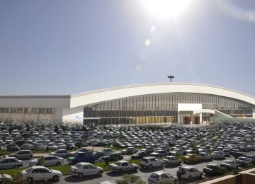 Peugeot and Renault sold 606,679 cars in Iran in 2017.