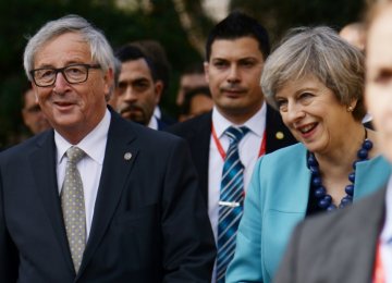 British Prime Minister Theresa May (R) meets European Commission President Jean-Claude Juncker in London on April 26.