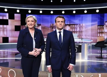 Marine Le Pen (L) and Emmanuel Macron before the recent debate