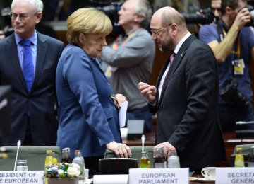 Martin Schulz (R) and Angela Merkel