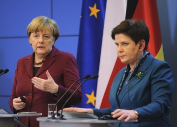 Angela Merkel (L) and Beata Szydlo