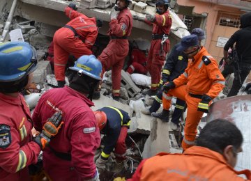 Iraqi rescue workers search for bodies under the rubble of houses destroyed during the fighting between the Iraqi forces and IS in western Mosul on March 22. (File Photo)