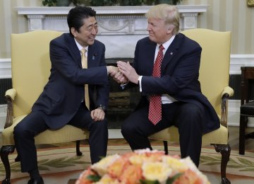Donald Trump (R) and Shinzo Abe held talks in the Oval Office of the White House, Washington, on Feb. 10.