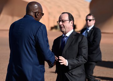 Francois Hollande (R) and Modibo Keita meet on Jan. 13.