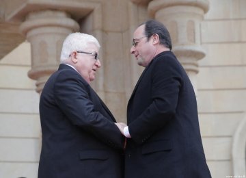 Francois Hollande (R) is greeted by his Iraqi counterpart Fuad Masum upon his arrival at the presidential palace in Baghdad, Iraq, on Jan. 2, 2017.