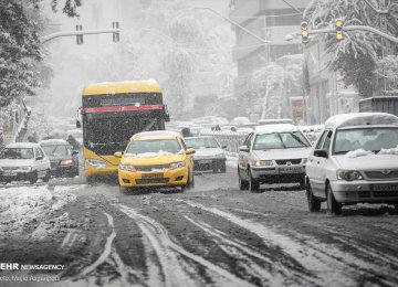 Unexpected Heavy Snow Snarls N. Tehran Traffic