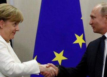 Russian President Vladimir Putin (R) and German Chancellor Angela Merkel (File Photo)