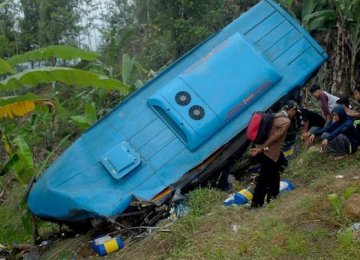 21 Killed in Indonesia Bus Crash 