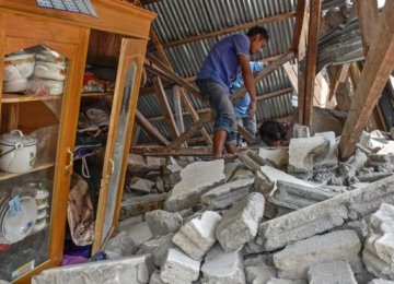 Quake Shakes Indonesia Tourist Island of Lombok