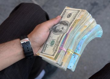 Tehran Currency Market Unfazed by Trump’s Actions 
