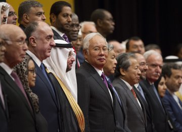 Najib Razak (C) poses for a photo with leaders and representatives of Muslim countries during the meeting of OIC foreign ministers in Kuala Lumpur, Malaysia, on Jan. 19.