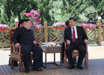 Chinese President Xi Jinping (R) speaks to North Korean leader Kim Jong Un in Dalian in northeastern China’s Liaoning Province.