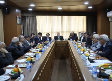 The review meeting, held at Donya-e-Eqtesad’s Conference Hall in Tehran, was attended by a host of private players and state officials on Dec. 2.