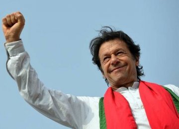  Pakistan MPs Elect Imran Khan as Premier 