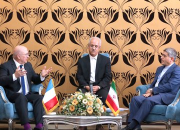 French Finance Minister Michel Sapin (L) in talks with his Iranian counterpart, Ali Tayyebnia (R), in Tehran on March 4, after meeting with Foreign Minister Mohammad Javad Zarif earlier in the day. 