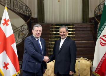 Georgian Prime Minister Giorgi Kvirikashvili (L) and Iranian Vice President Es'haq Jahangiri attend a press conference in Tehran on April 22. 