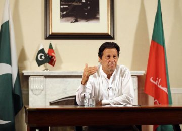 Pakistan&#039;s Imran Khan Wins Vote but No Majority