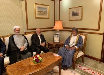 Zarif Holds Extensive Talks in Oman 