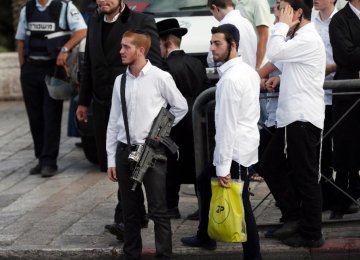 Israelis Arm Themselves in Beit-ul-Moqaddas