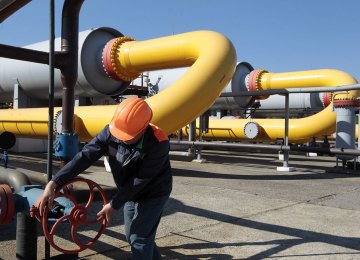 Hungary Suspends Gas Supply to Ukraine