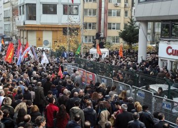 Hundreds Protest Jailing of  2 Journalists in Turkey