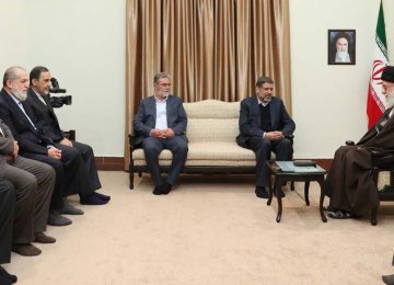  Ayatollah Seyyed Ali Khamenei receives Secretary-General of the Palestinian Islamic Jihad Movement Ramadan Abdullah Shalah in Tehran on Dec. 14.