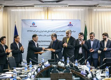 PTTEP Executive Vice President Prapat Soponpongpipat (3rd L) shakes hand with the NIOC deputy Gholamreza Manouchehri (4th L) in Tehran on Dec. 6.