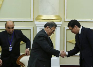 Valiollah Seif (L), Akishev Daniyar Talgatovich (R) agreed to establish correspondent relations between the commercial banks of Iran and Kazakhstan.    