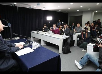 Yoo Il-ho talks to foreign correspondents in Seoul.