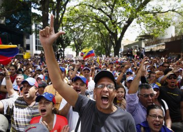 Venezuelans protesting for lack of cash and new notes outside Venezuela’s Central Bank in Maracaibo city, Zulia State,  on December 16.