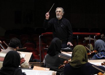 Fereydoun Shahbazian rehearsing with Iran’s National Orchestra
