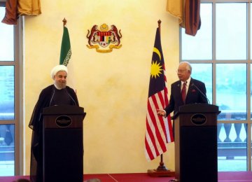 President Hassan Rouhani (L) and Malaysian Prime Minister Najib Razak hold a joint press conference in Putrajaya on Oct. 7. 