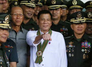 Philippine President Rodrigo Duterte (C) gestures as he poses with Philippine Army officers during his visit to the Army headquarters in suburban Taguig city, east of Manila, Philippines.(File Photo)