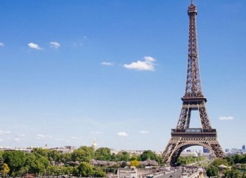 Japan Tour Agencies Clean Up Paris Streets