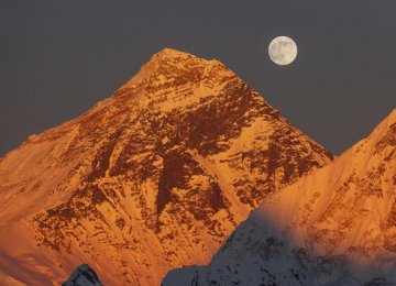 Despite Disasters, Trekkers Still Scaling Mount Everest