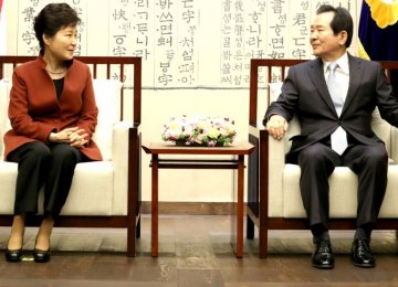 South Korean President Park Geun-hye (L) talks with parliament speaker, Chung Sye-kyun, during their meeting at the National Assembly in Seoul, South Korea, on Nov. 8.