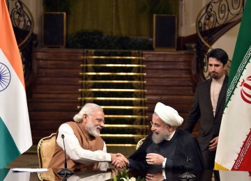 Indian Prime Minister Narendra Modi (L) shakes hands with Iranian President Hassan Rouhan during a joint press conference after their meeting at the Sa’dabad Palace in Tehran on May 23, 2016. (File Photo)