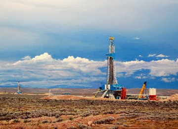 Poles to Study Sumar Oilfield