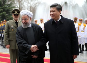 Iranian President Hassan Rouhani (L) shakes hands with his Chinese counterpart Xi Jinping in Tehran on January 21, 2016. (File Photo) 