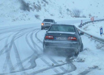 Snow Traps Thousands in 13 Provinces