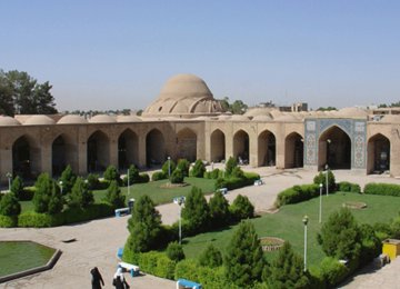 Ganjali Khan Square is strikingly similar in design to Isfahan’s renowned Naqsh-e-Jahan Square.