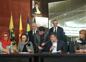 Nathalie Lafontaine, deputy director of the Cabinet of Minister Jean-Claude Marcourt of Walloon government (2nd L), and TPOI president and deputy minister of industries, Mojtaba Khosrotaj (2nd R), signed the MoU in Teghran.