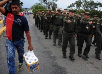 Venezuela Reopens Colombian Border  to Allow Shoppers to Cross